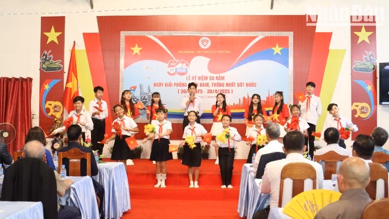Pupils of the Tan Tien Khmer-Vietnam Friendship Primary School perform at a ceremony to celebrate celebration of the 50th anniversary of the Liberation of the South and National Reunification (April 30, 1975 –2025), in Phnom Penh, Cambodia. (Photo: NDO)