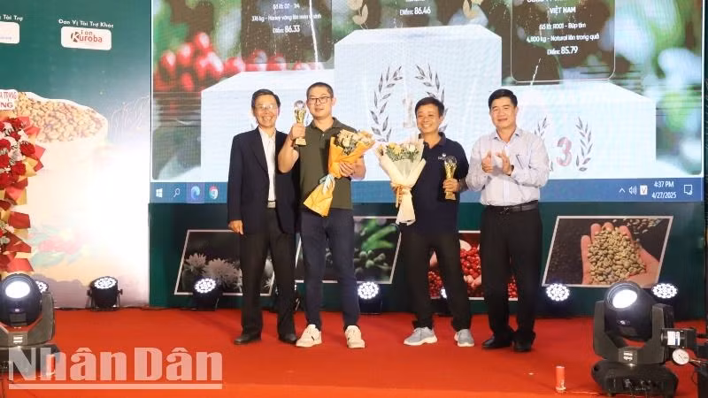 The organising committee of the Vietnam Specialty Coffee Competition 2025 presents awards to the top 3 Robusta coffee entries. (Photo: NDO)