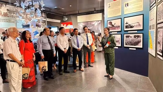 People visit the special exhibition entitled “From the Paris Peace Accords to the Spring 1975 Victory” at the War Remnants Museum in Ho Chi Minh City. (Photo: sggp.org.vn)