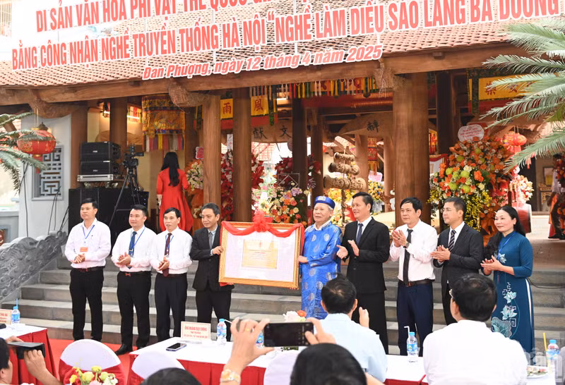 Hoang Dao Cuong, Deputy Minister of Culture, Sports and Tourism, presented the certificate recognising “Ba Duong Noi Kite Festival” as a national intangible cultural heritage. Hoang Dao Cuong, Deputy Minister of Culture, Sports and Tourism, presented the certificate recognising “Ba Duong Noi Kite Festival” as a national intangible cultural heritage.