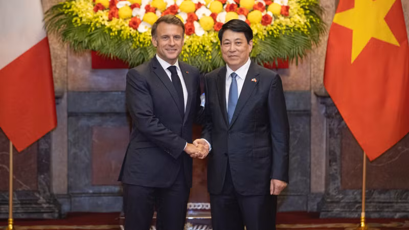 State President Luong Cuong and French President Emmanuel Macron pose for a photo following the welcome ceremony.