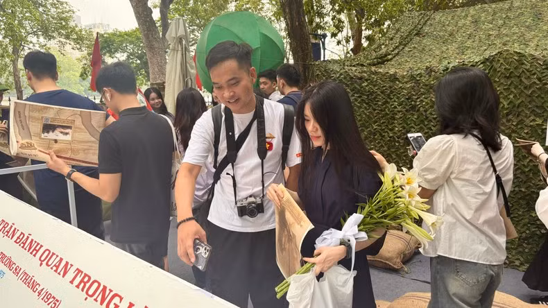 Each exhibition corner offered Hai (wearing a white shirt) truly fresh experiences, especially the technology. (Photo: NDO) Each exhibition corner offered Hai (wearing a white shirt) truly fresh experiences, especially the technology. (Photo: NDO)