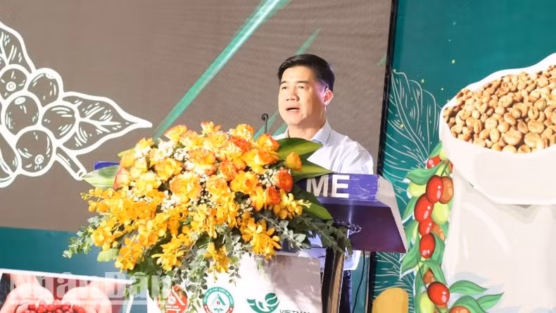 Nguyen Thien Van, Vice Chairman of the Dak Lak Provincial People’s Committee, speaks at the award ceremony. (Photo: NDO)