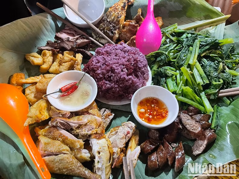 A traditional meal of the Thai ethnic group. (Photo: NDO)