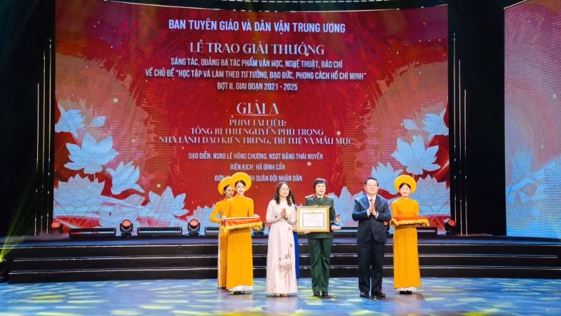 Nguyen Trong Nghia, Politburo member, Secretary of the Party Central Committee, and Head of the Party Central Committee’s Commission for Communications, Education and Mass Mobilisation, presented the A Prize to the People’s Army Cinema.