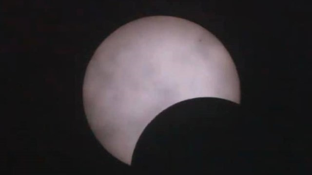 Vietnamese enjoy decade’s last solar eclipse ảnh 6 Vietnamese enjoy decade’s last solar eclipse ảnh 6