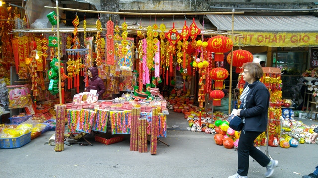 Hanoi Old Quarter a hive of activity as Tet draws near ảnh 6