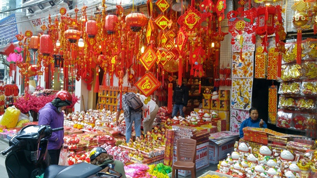 Hanoi Old Quarter a hive of activity as Tet draws near ảnh 2