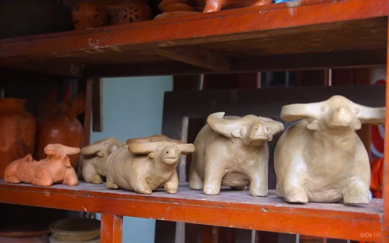 Thanh Ha villagers make clay buffalos in hope for thriving new year ảnh 8