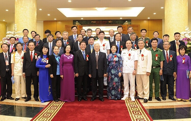 General Secretary Nguyen Phu Trong (centre) poses for a photo with delegates.