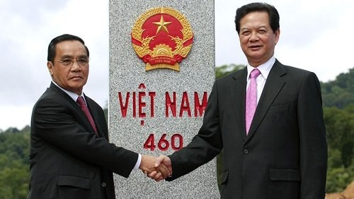 Prime Minister Nguyen Tan Dung (right) and his Lao counterpart Thongsing Thammavong at border marker no. 460 on July 9, 2013.