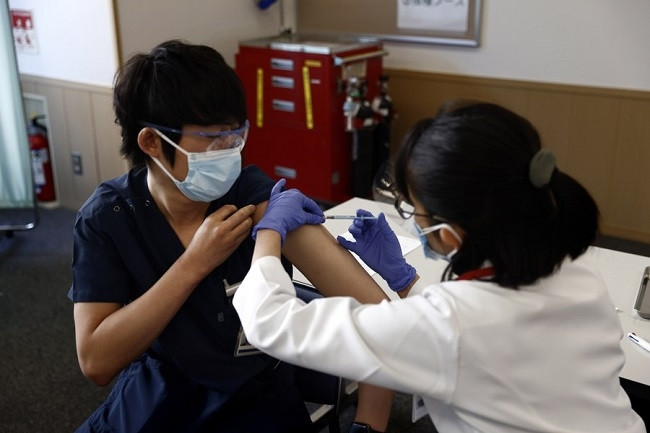 A medical worker receives a dose of the COVID-19 vaccine as the country launches its inoculation campaign at the Tokyo Medical Center in Tokyo, Japan, Feb. 17, 2021. (Photo: Xinhua)