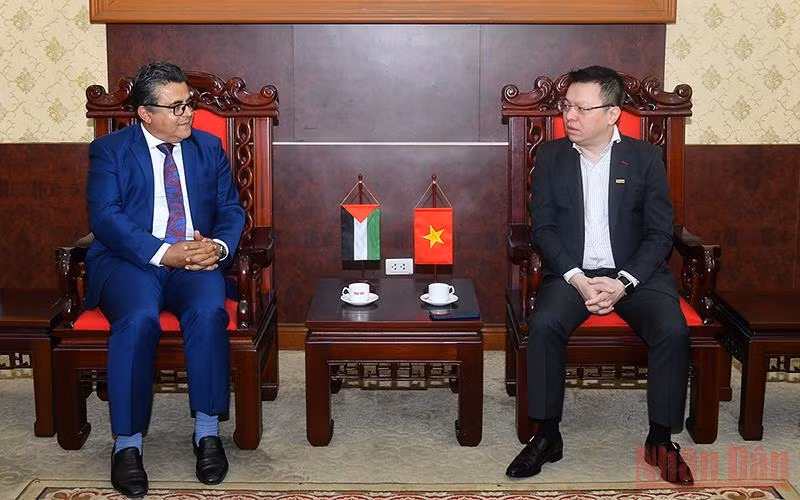 Editor-in-Chief of Nhan Dan Newspaper Le Quoc Minh receives Palestinian Ambassador to Vietnam Saadi Salama. (Photo: Thuy Nguyen)