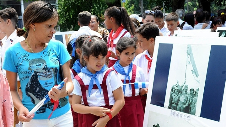 At a photo exhibition to mark the 45th anniversary of Cuban President Fidel Castro's visit to the southern liberation area of Vietnam. (Photo courtesy of the Ministry of Foreign Affairs)