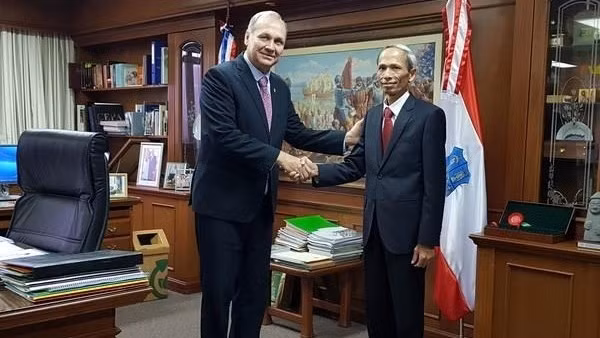 Ambassador to Argentina and Paraguay Dang Xuan Dung (R) meets Asuncion Mayor Mario Anibal Ferreiro Sanabria (Photo courtesy of the Vietnamese Embassy in Argentina)