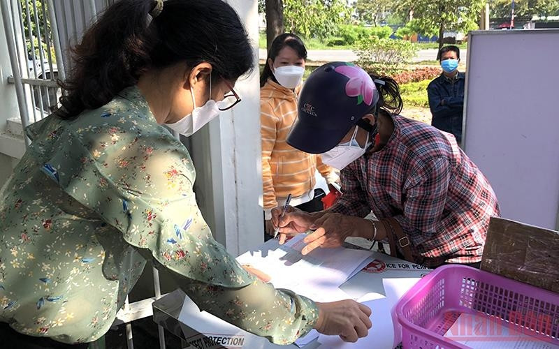 Ho Chi Minh City’s Thu Duc District Social Insurance receives employees' dossiers for financial support 