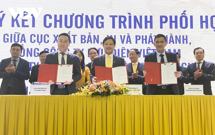 General view of the signing ceremony.