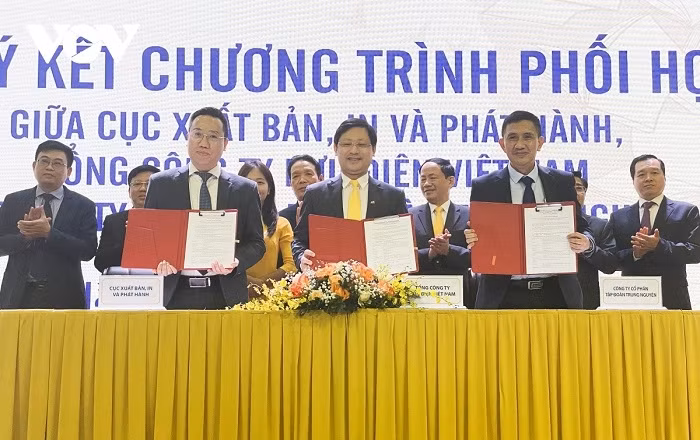 General view of the signing ceremony.