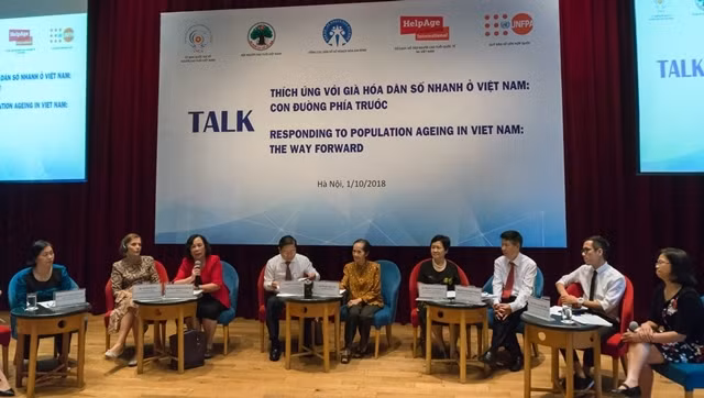 Experts at the talk show discuss challenges facing the elderly and measures to promote active aging in Vietnam. (Photo: NDO/Trung Hung)