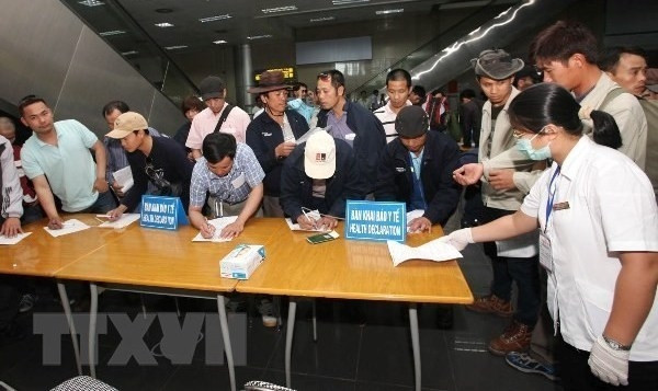 Vietnamese guest workers returning from Lybia arrive at Hanoi's Noi Bai International Airport. (Photo: VNA)