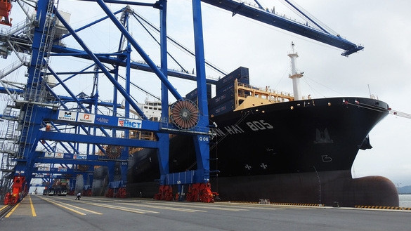 Wan Hai 805 at the Hai Phong International Container Terminal (Photo: Tuoi Tre)