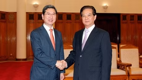 PM Nguyen Tan Dung receives Chairman Kim Hack-yong in Hanoi on January 9. (Credit: VGP)