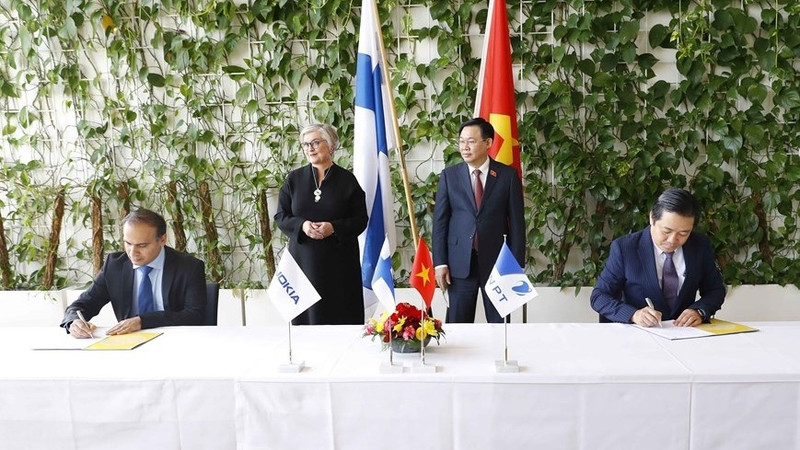 National Assembly Chairman Vuong Dinh Hue and Speaker of the Finnish Parliament Anu Vehvilainen witnessed the signing of a cooperation agreement between VNPT and Nokia. (Photo: VNA)