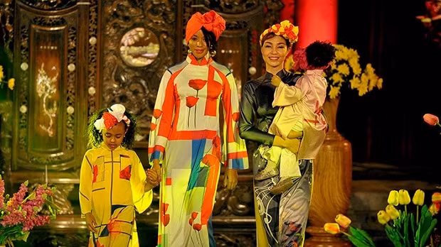 Jovana Benoit, spouse of former Haitian Ambassador to Vietnam (second from left) cat-walking in an Ao dai (Vietnamese traditional long dress) at an Ao Dai Festival held at the Temple of Literature in Hanoi in 2016 (Photo: VGP)