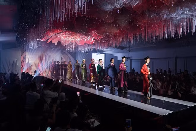 Models perform at the ceremony to announce the 2019 Vietnam International Fashion & Beauty Festival (VIFBF) on September 21.