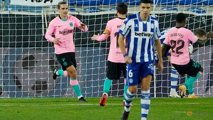 Soccer Football - La Liga Santander - Deportivo Alaves v FC Barcelona - Estadio Mendizorroza, Vitoria-Gasteiz, Spain - October 31, 2020 Barcelona's Antoine Griezmann celebrates scoring their first goal with teammates. (Reuters)