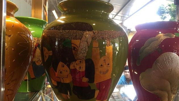 Lacquer products from Ha Thai trade village in Hanoi.