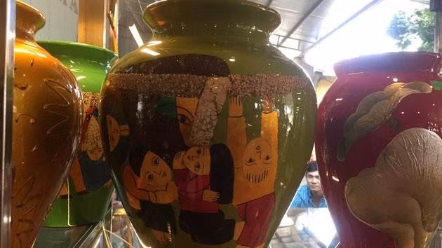 Lacquer products from Ha Thai trade village in Hanoi.