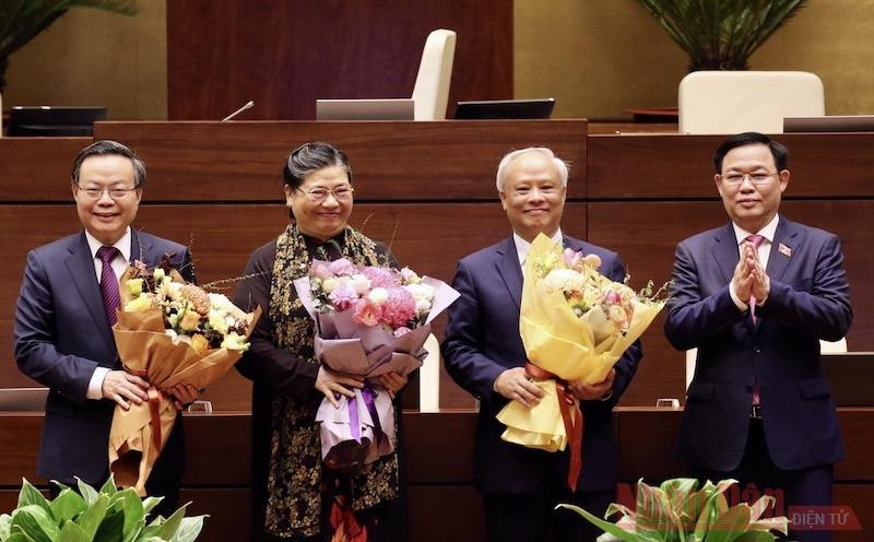 NA Chairman Vuong Dinh Hue present flowers to Phung Quoc Hien, Tong Thi Phong, Uong Chu Luu. (Photo: NDO)