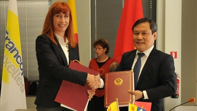 Vietnamese Deputy Minister of Planning and Investment Vu Dai Thang and General Director of Wallonie-Bruxelles International (WBI) Pascale Delcomminette at the signing ceremony (Photo: VNA)