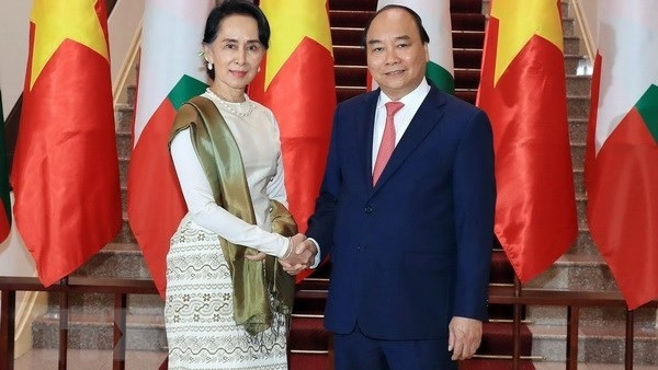PM Nguyen Xuan Phuc (R) and State Counsellor of Myanmar Daw Aung San Suu Kyi (Photo: VNA)