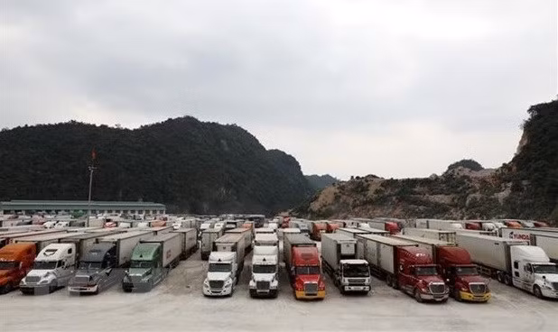 As of January 8, a total of 3,609 container trucks had been stuck at northern border gates, down 2,150 from late December. (Photo: VNA)