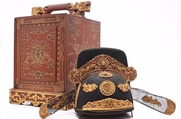 A Vietnamese mandarin hat believed to be from the Nguyen Dynasty has sold for EUR600,000 an auction in Spain. (Photo courtesy of Balclis Auction House)