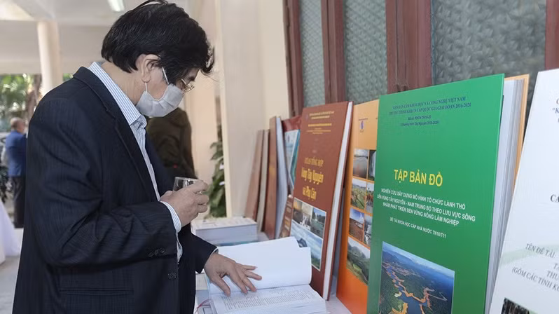 Publications on the projects are displayed at the conference.