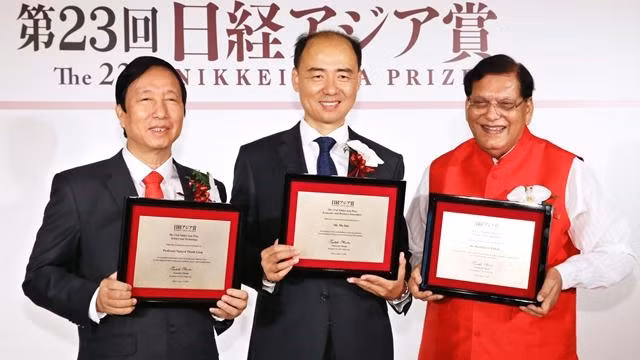 Nguyen Thanh Liem (far left), along with Ma Jun (centre) and Bindeshwar Pathak, at the awards ceremony for the 23rd Nikkei Asia Prizes in Tokyo on June 13. (Photo: Nikkei Asian Review)