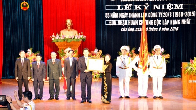 Vice President Nguyen Thi Doan awarded the Independence Order, first class to the Cua Ong Coal Selection Company. (Credit: baoquangninh.com.vn)