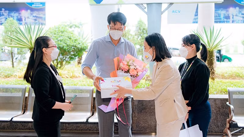 Leaders of Da Nang Department of Tourism welcomed and gave gifts to the first MICE group who arrived in Da Nang on the morning of February 25.