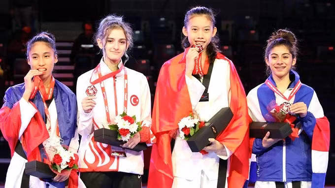 Vietnamese taekwondo artist Ho Thi Kim Ngan (second from right) clinches the women's under-44kg title at the 2016 world youth championships in Canada.