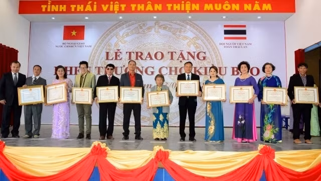 Overseas Vietnamese in Thailand honoured with medals and certificates from Vietnamese authorities for their great contributions to their homeland. (Photo: NDO)