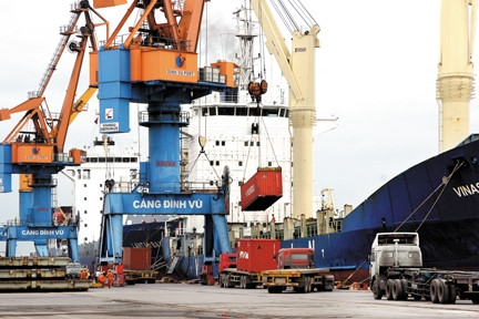 Loading cargo in Dinh Vu port (Photo: baohaiphong.com.vn)