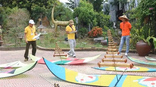 The kite artisans competed in two categories of kite design and kite making (Photo: VNA)