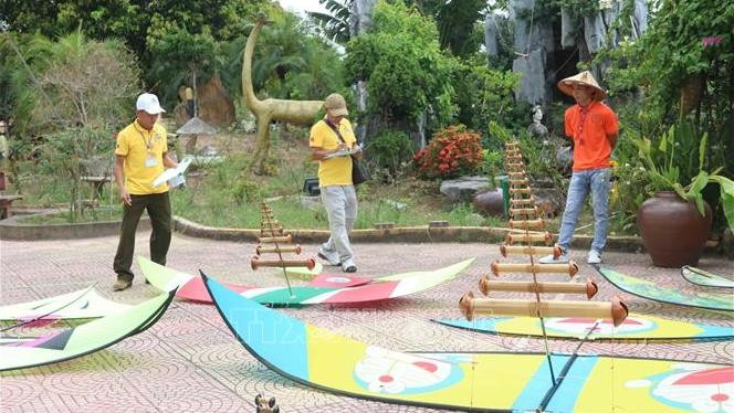 The kite artisans competed in two categories of kite design and kite making (Photo: VNA)