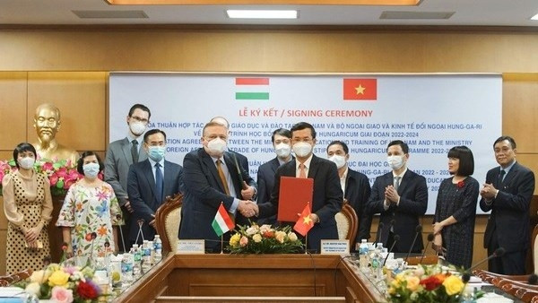 Deputy Minister of Education and Training Nguyen Van Phuc and the Hungarian Ambassador to Vietnam sign the cooperation agreements. (Photo: MoET)