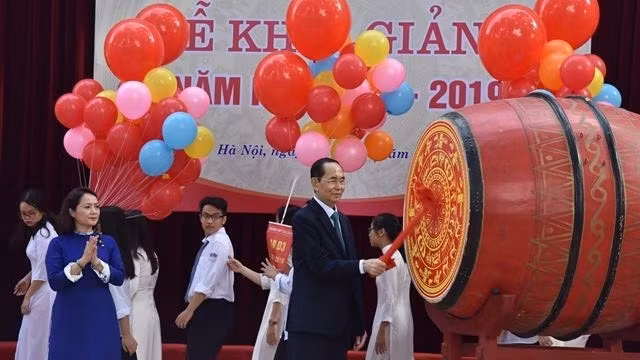 President Tran Dai Quang beats the drum at Chu Van An High School in Hanoi. (Photo: Duy Linh)