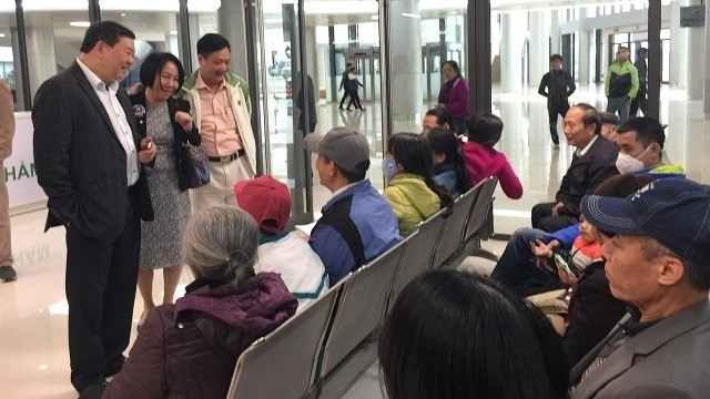 Director of Bach Mai Hospital Nguyen Quoc Anh (first from left) talks with patients at the branch in Ha Nam