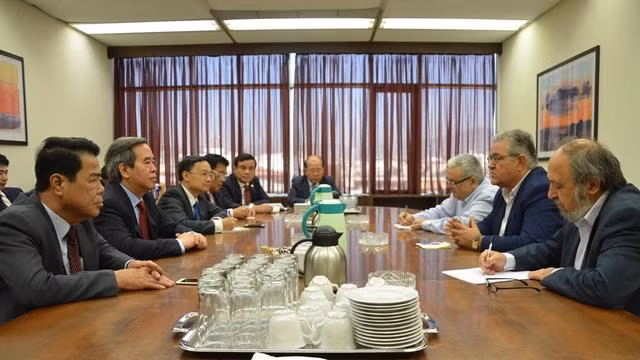 The working session between a CPV delegation led by Politburo member and head of the committee’s Economic Commission Nguyen Van Binh and General Secretary Dimitris Koutsoumpas and other leaders of the KKE. (Photo: VNA)